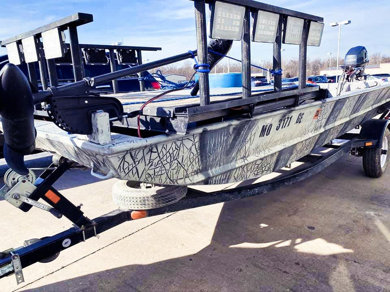 Which type of boat deck should you build for bowfishing?